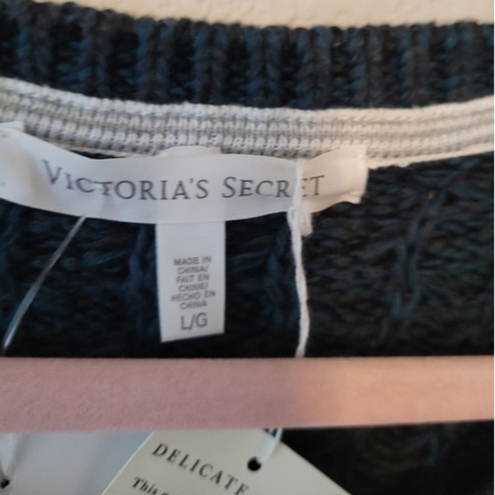 Victoria's Secret Cable-Knit Sweater Size Large - Picture 4 of 5